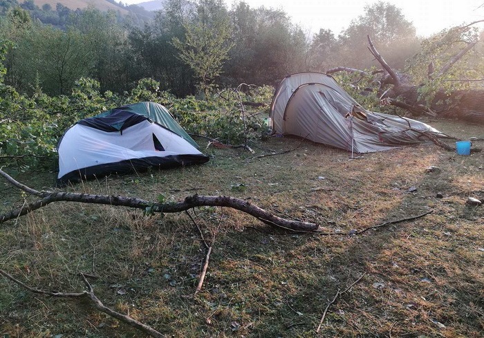 On the head of clothing Disapproved Imagini din campingul devastat de furtuna din Bulz: Salvatorii au...