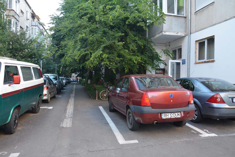 organizează parcarea lângă casă și câștigă bani)