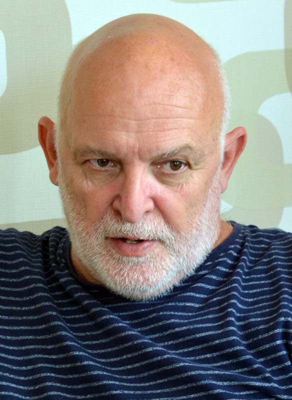  Scott Devitte (foto), tehnician de lumini, câştigător a două premii Emmy