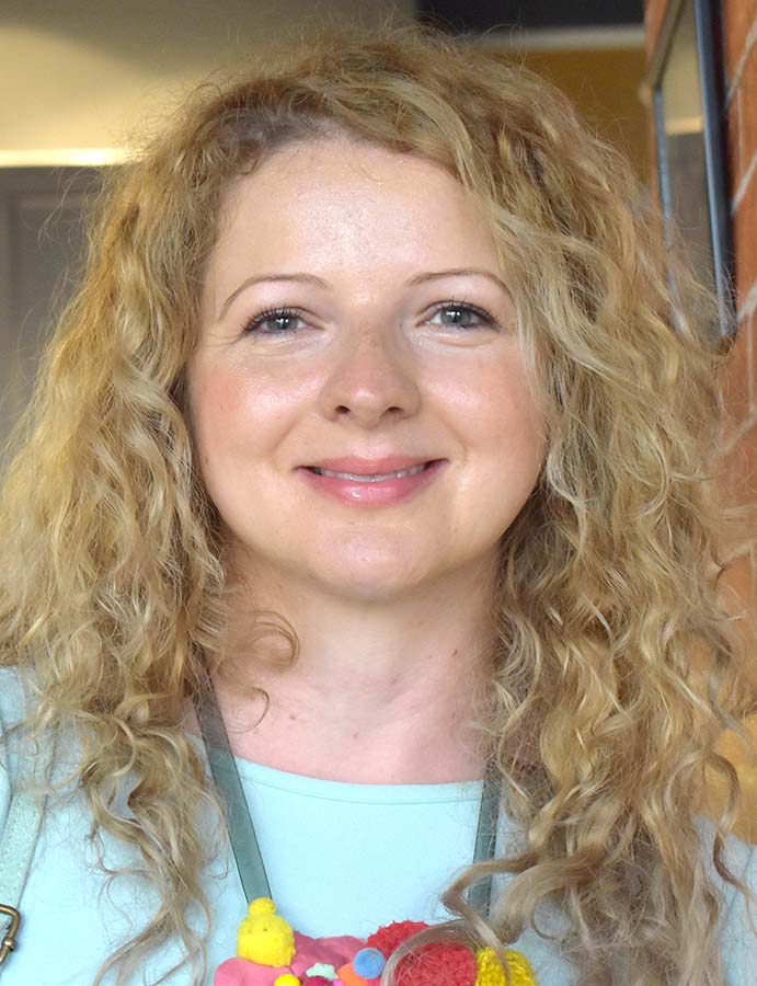 Dora Cernău, lector de limba franceză