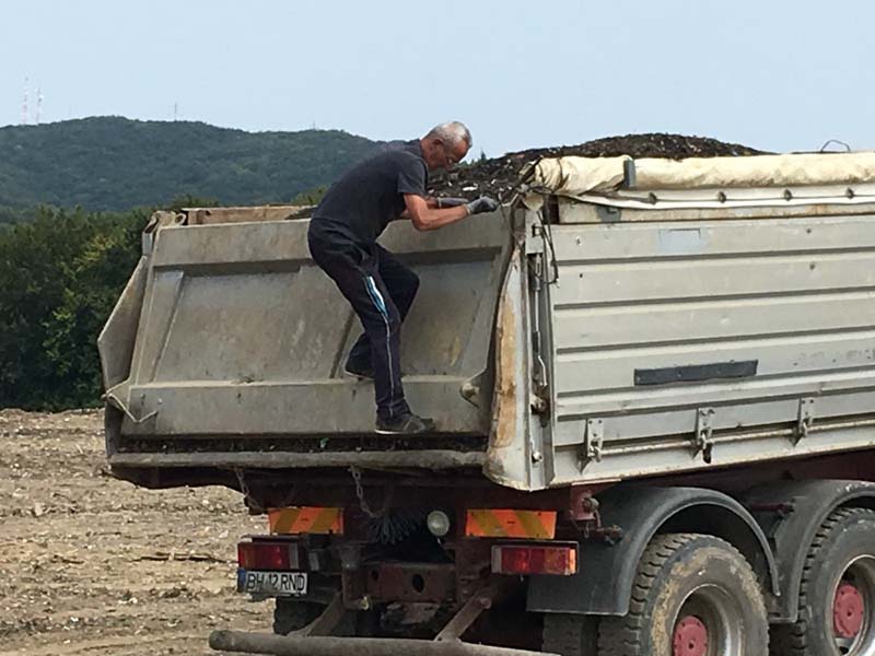 Camion cu gunoaie, lângă Aleşd