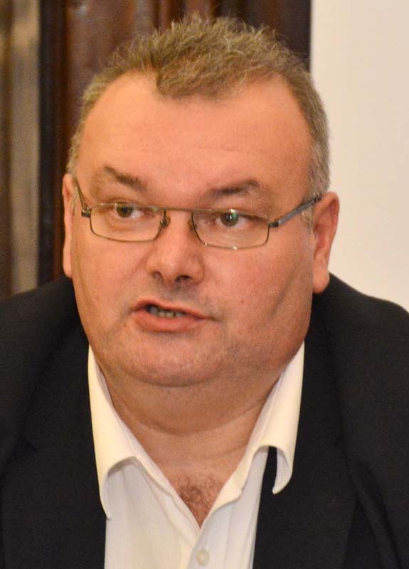 directorul comercial al CAO, Ovidiu Mureşan 