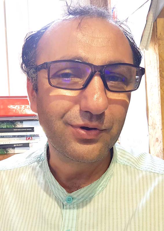 Vlad Orăşeanu, administratorul magazinului Două Roţi