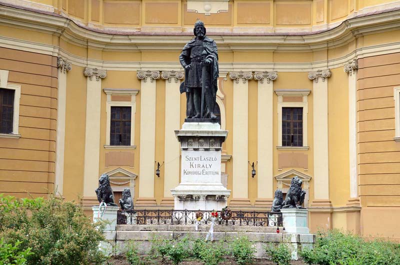 Statuia Regelui Sf Ladislau la Oradea, în curtea palatului baroc