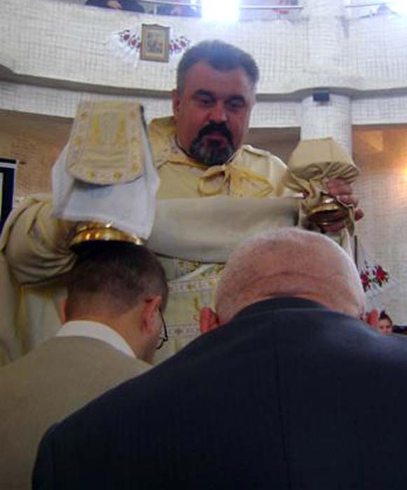 Preotul Ovidiu Bocşan de la Biserica Naşterea Sfântului Ioan Botezătorul Aleşd