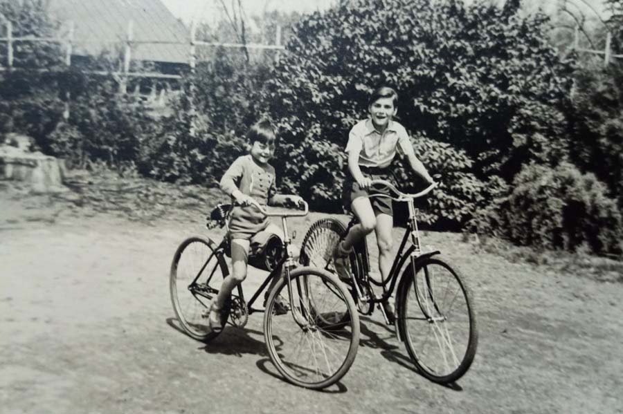 bicicliști, fotografie istorică