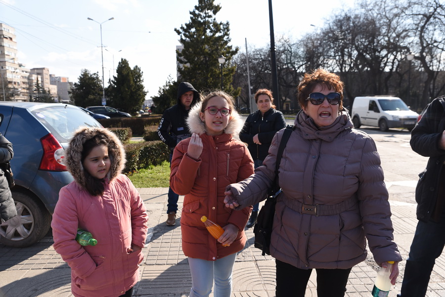fetițe la protestul anti mască din Oradea