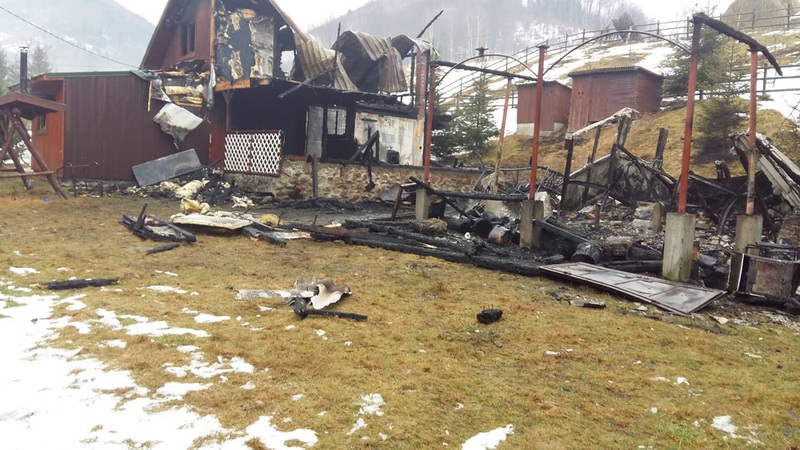 Cabane distruse de foc