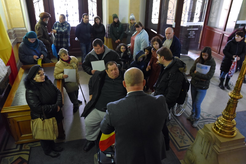 Orădeni cu dizabilităţi, la Primări