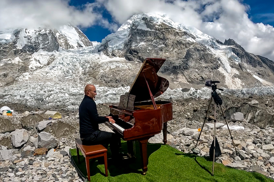 pianistul orădean Thurzó Zoltán în timp ce cânta pe Muntele Everest